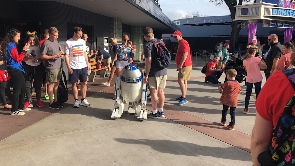 DHS R2 D2 Roaming Droid HollywoodStudios Jan2020 3.jpg?auto=compress%2Cformat&fit=scale&h=563&ixlib=php 1.2