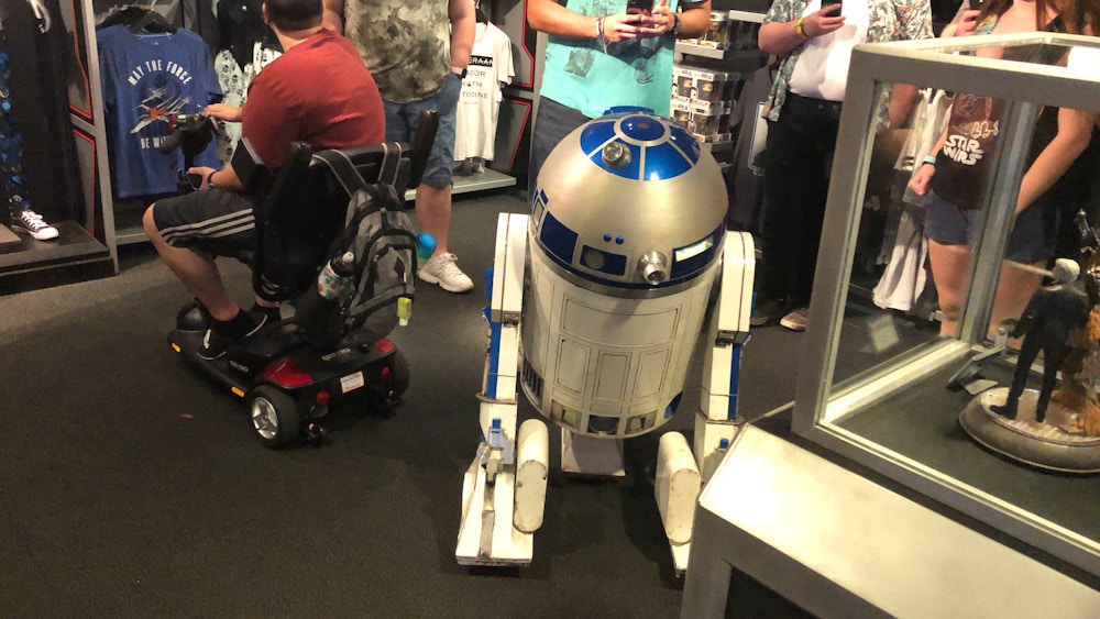 DHS R2 D2 Roaming Droid HollywoodStudios Jan2020 6.jpg?auto=compress%2Cformat&fit=scale&h=563&ixlib=php 1.2