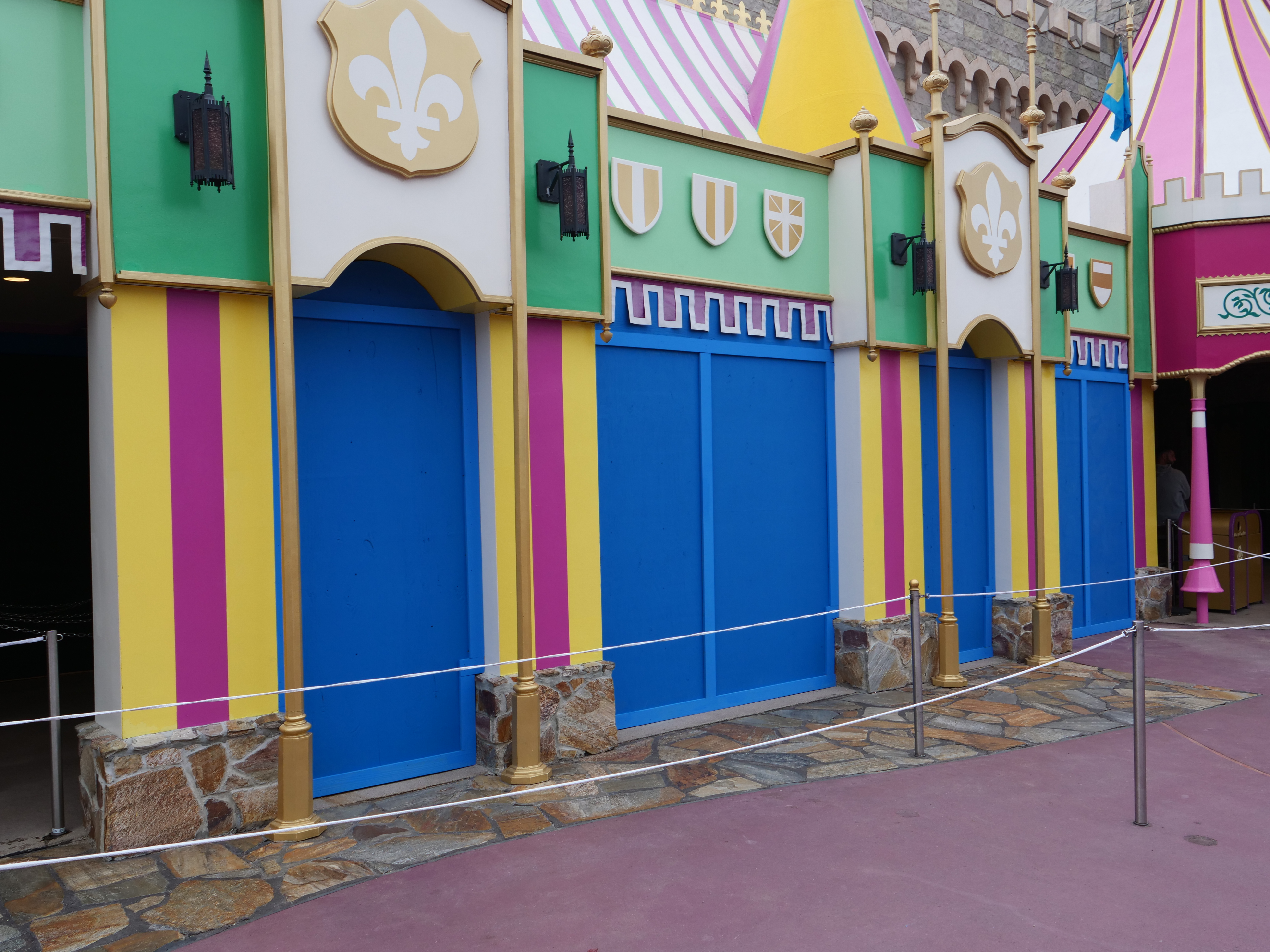 "it's a small world" Queue Walls