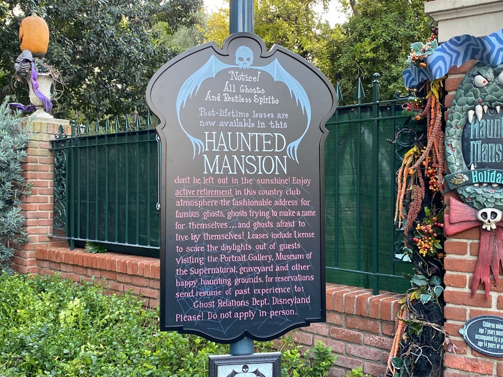 haunted mansion construction walls art disneyland 4.jpg?auto=compress%2Cformat&fit=scale&h=750&ixlib=php 1.2