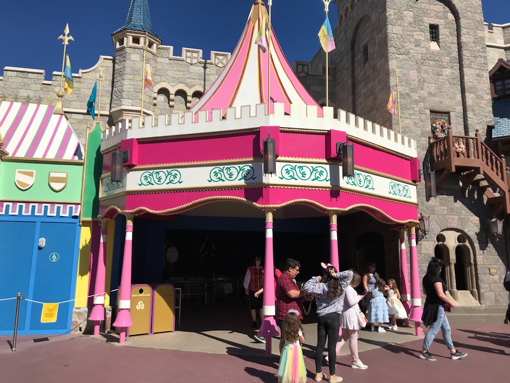 its a small world queue refurbishment9.jpg?auto=compress%2Cformat&fit=scale&h=750&ixlib=php 1.2