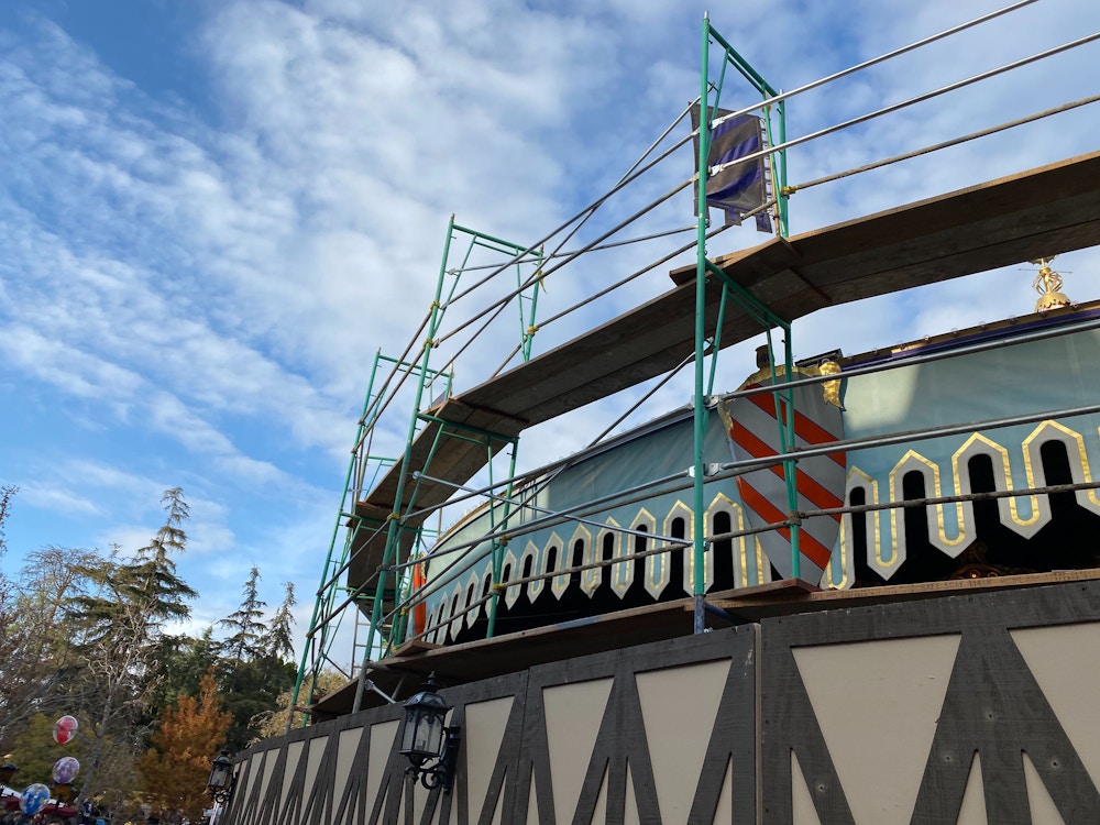 king arthur carrousel construction walls disneyland 1.jpg?auto=compress%2Cformat&fit=scale&h=750&ixlib=php 1.2