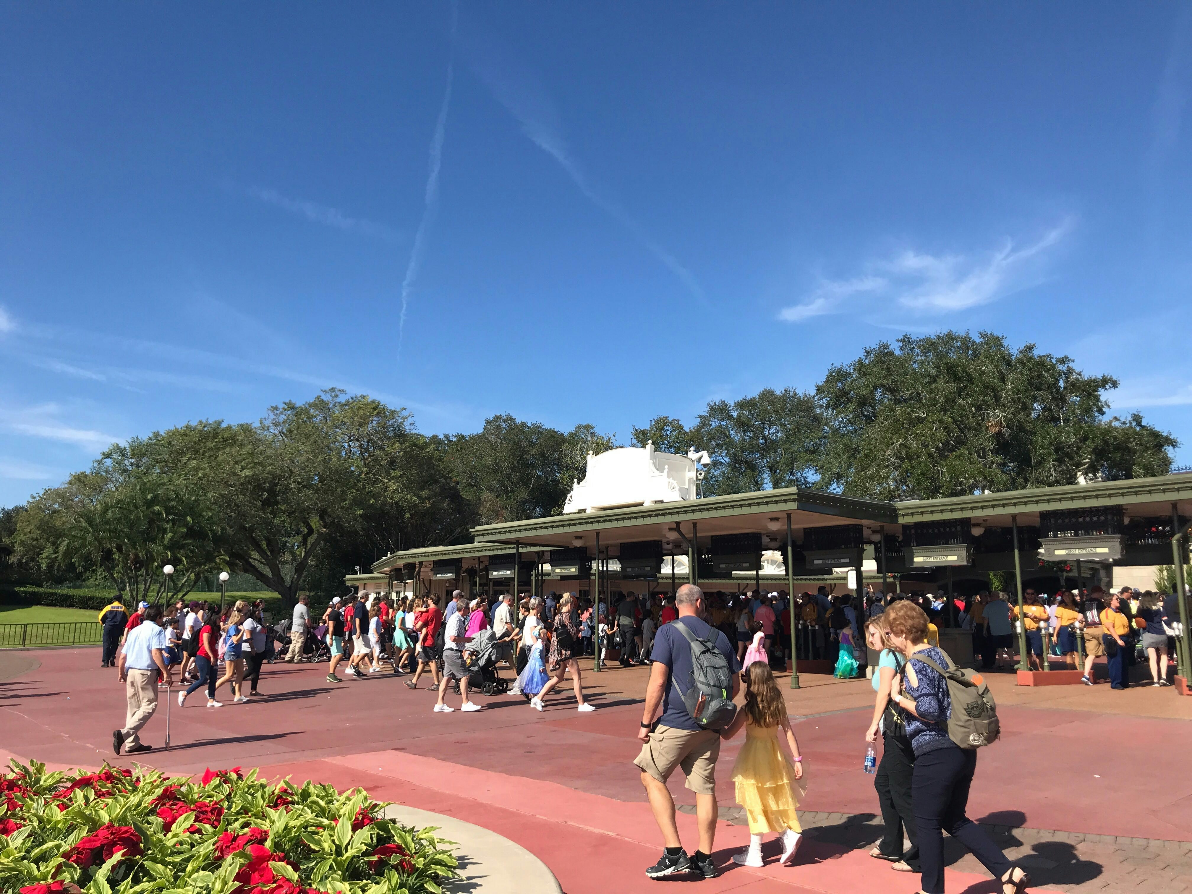 PHOTOS, VIDEO Large Crowd of Guests Allowed to Enter Magic Kingdom