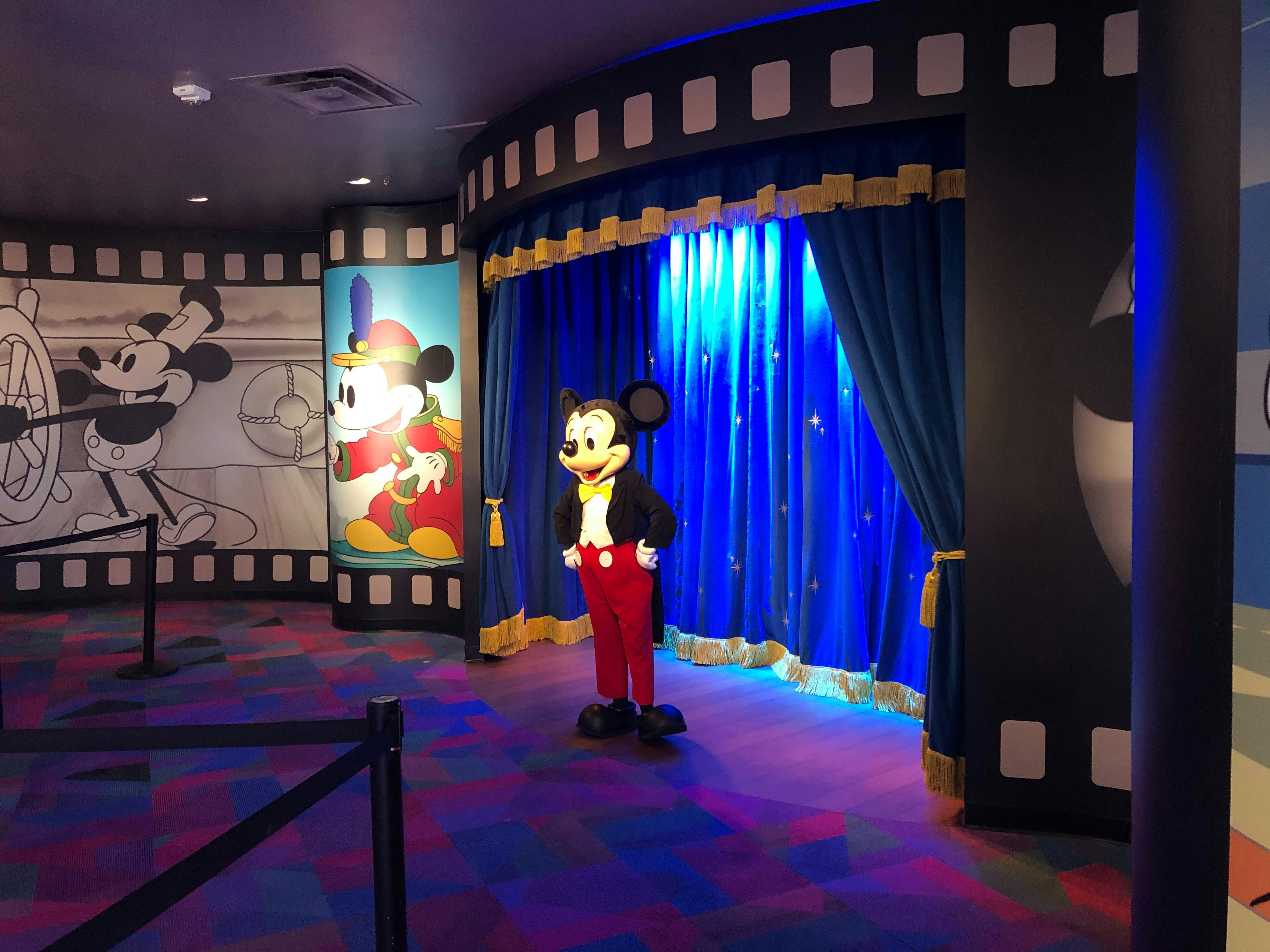 mickey meet and greet imagination epcot jan 2020 2.jpg?auto=compress%2Cformat&ixlib=php 1.2