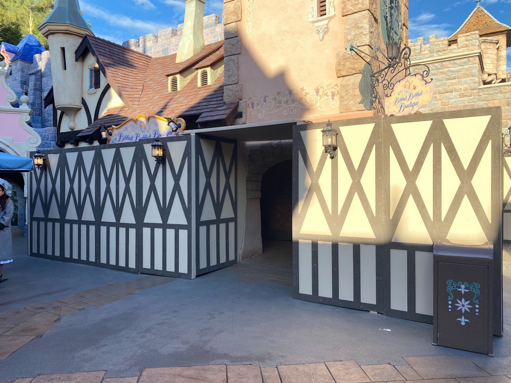 snow whites scary adventures construction walls expansion disneyland 1.jpg?auto=compress%2Cformat&fit=scale&h=750&ixlib=php 1.2