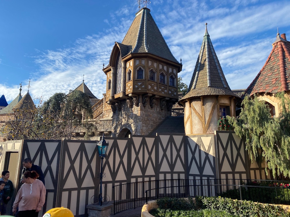 snow whites scary adventures construction walls expansion disneyland 6.jpg?auto=compress%2Cformat&fit=scale&h=750&ixlib=php 1.2