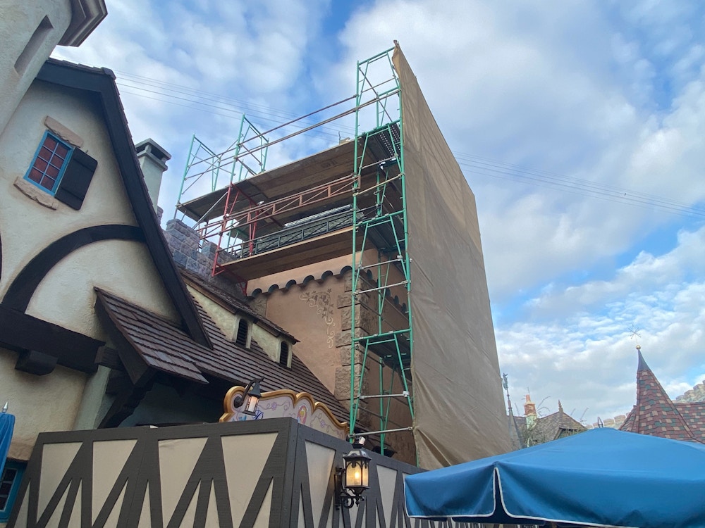 snow whites scary adventures construction walls scrims art disneyland 4.jpg?auto=compress%2Cformat&fit=scale&h=750&ixlib=php 1.2