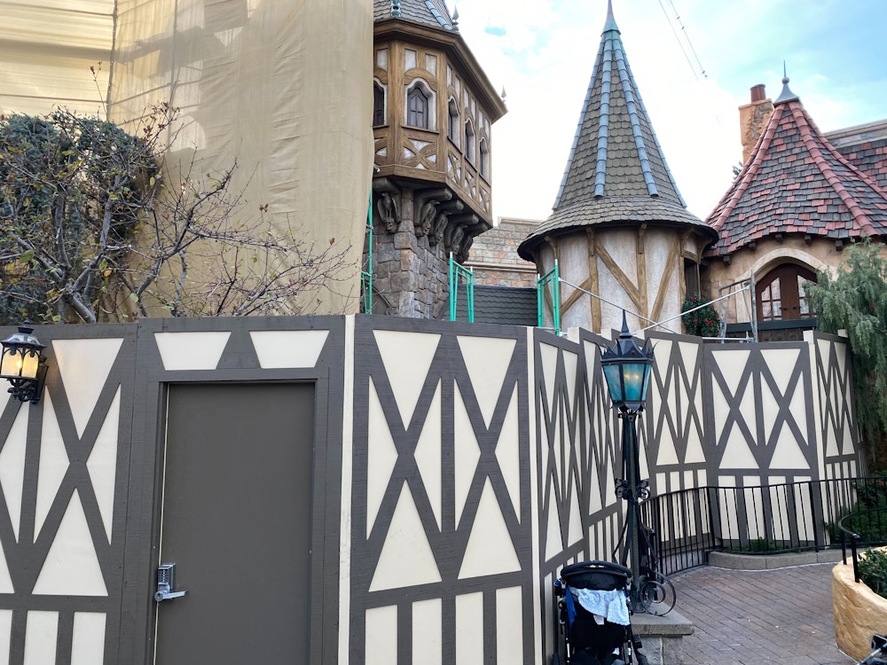 snow whites scary adventures construction walls scrims art disneyland 7.jpg?auto=compress%2Cformat&fit=scale&h=750&ixlib=php 1.2