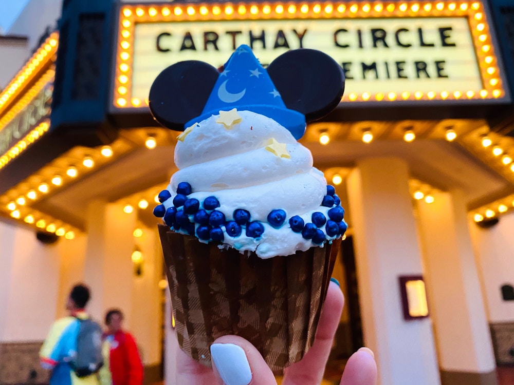 sorcerer mickey cupcake gch craftsman grill disneys grand californian resort spa 1.jpg?auto=compress%2Cformat&fit=scale&h=750&ixlib=php 1.2