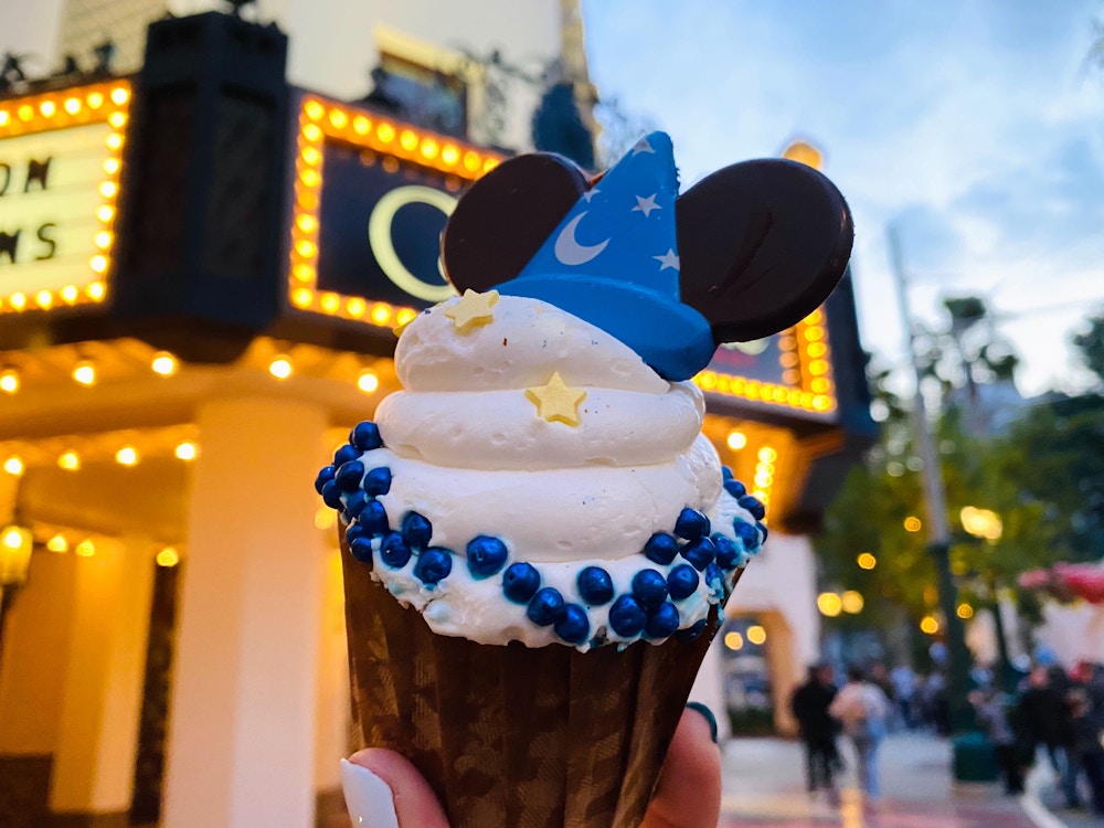 sorcerer mickey cupcake gch craftsman grill disneys grand californian resort spa 3.jpg?auto=compress%2Cformat&fit=scale&h=750&ixlib=php 1.2