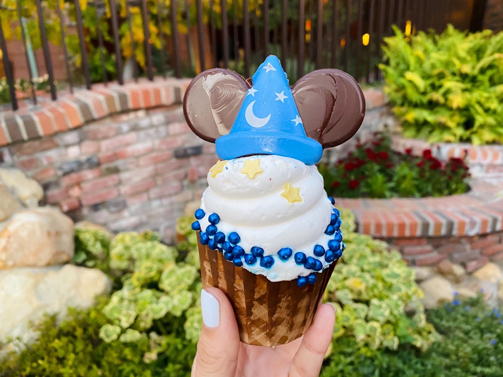 sorcerer mickey cupcake gch craftsman grill disneys grand californian resort spa 5.jpg?auto=compress%2Cformat&fit=scale&h=750&ixlib=php 1.2