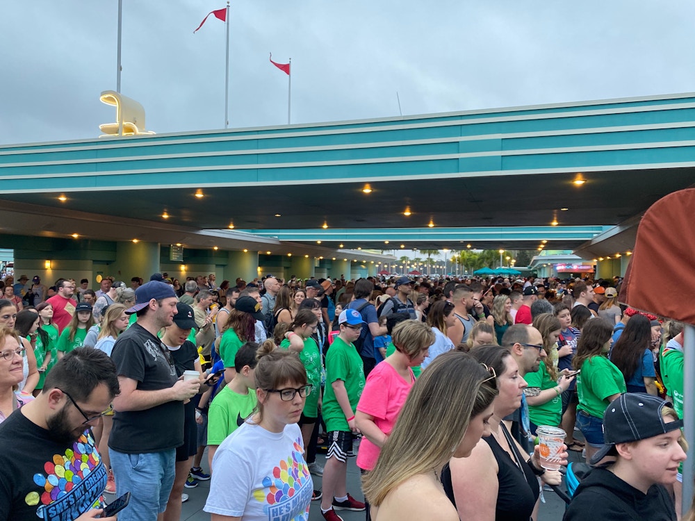 hollywood studios rope drop crowd