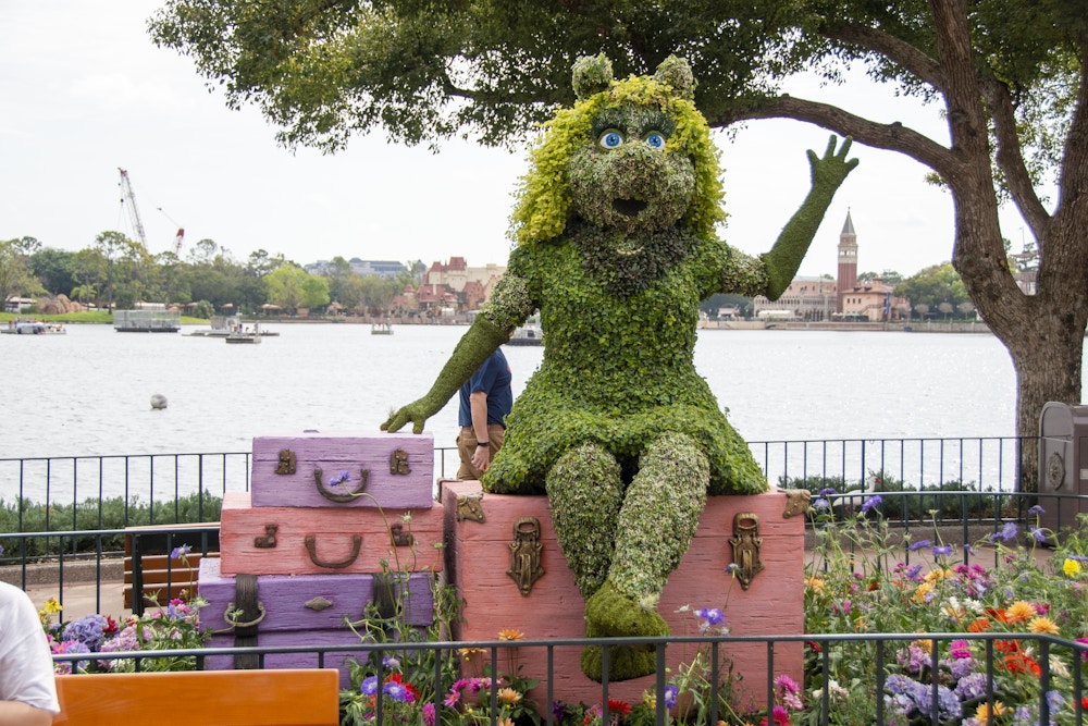 EPCOT Photo Report 2 25 20 miss piggy topiary.jpg?auto=compress%2Cformat&fit=scale&h=667&ixlib=php 1.2