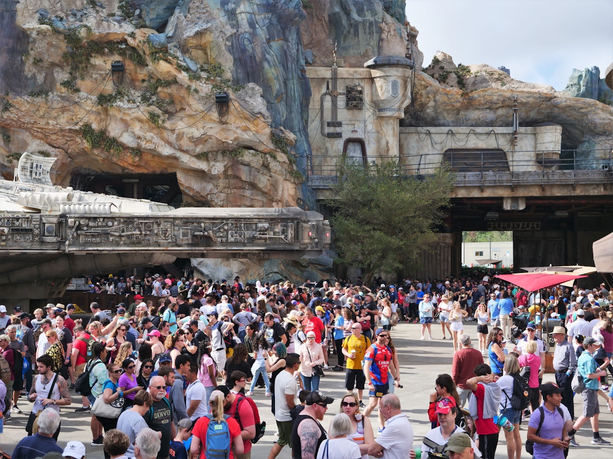 Galaxy's Edge Crowds