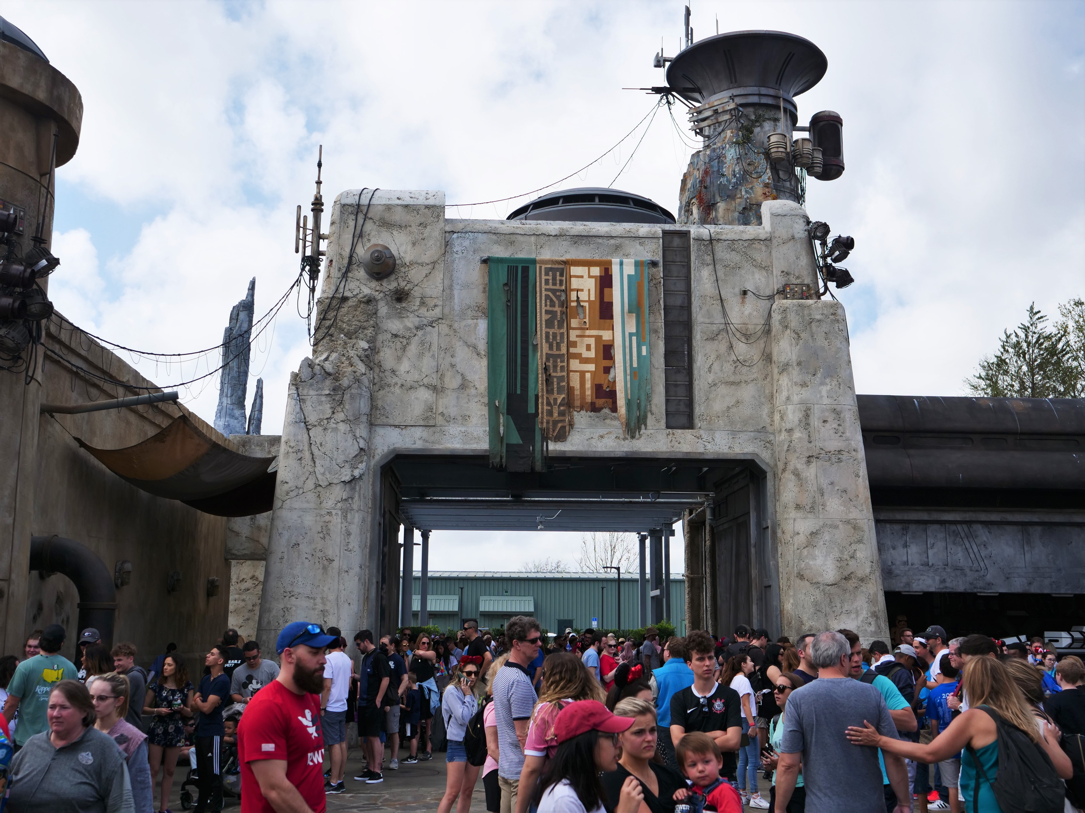 Galaxy's Edge Crowds