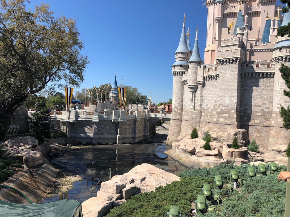 Magic Kingdom Moat3.jpg?auto=compress%2Cformat&fit=scale&h=750&ixlib=php 1.2