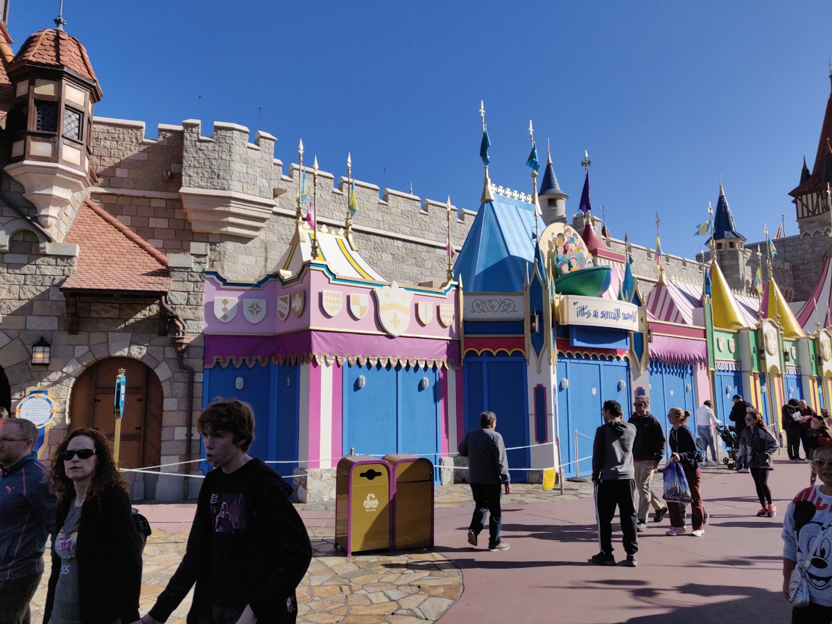 it's a small world Queue Refurbishment