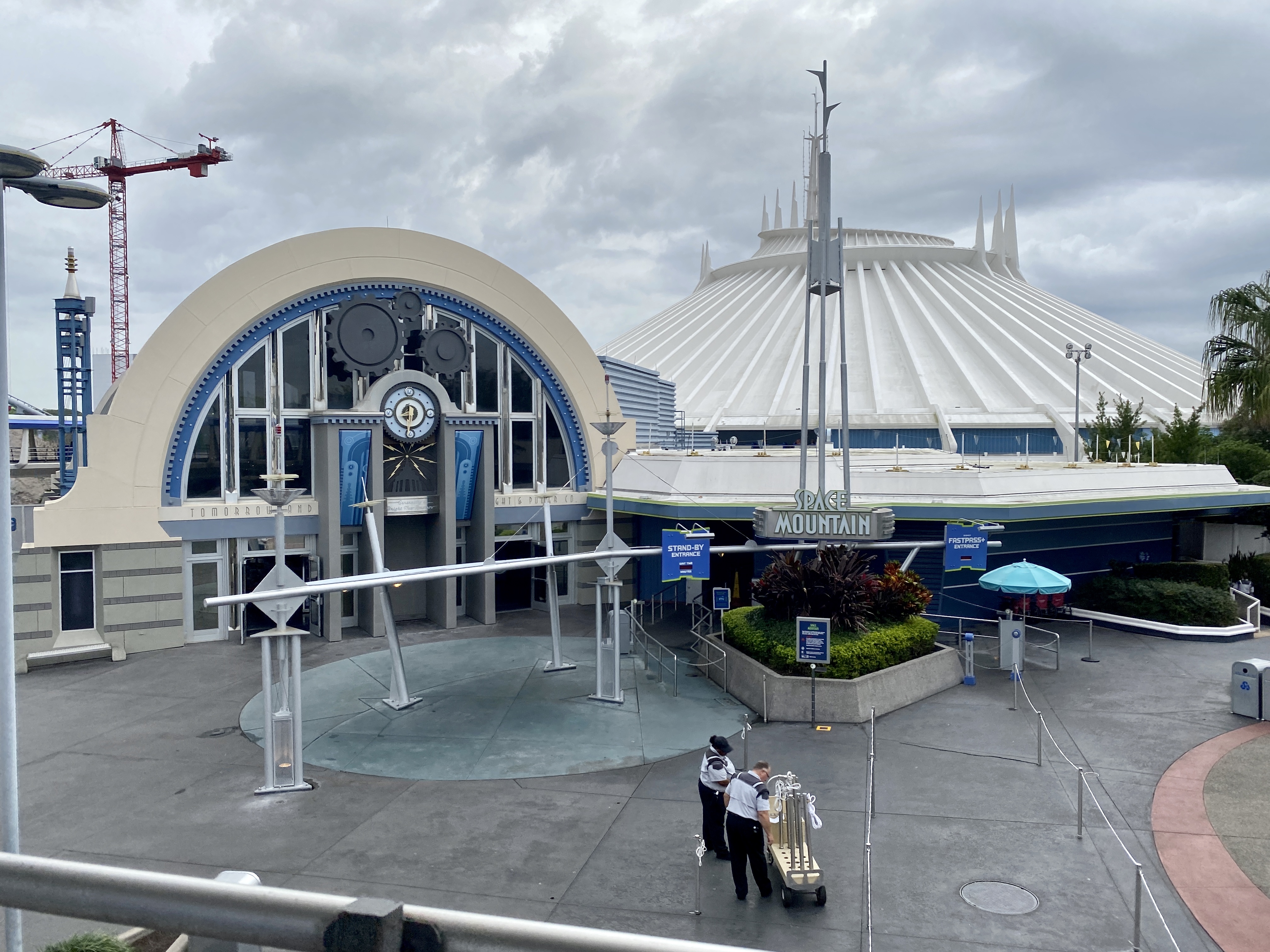 woman files lawsuit claiming she was injured on space mountain