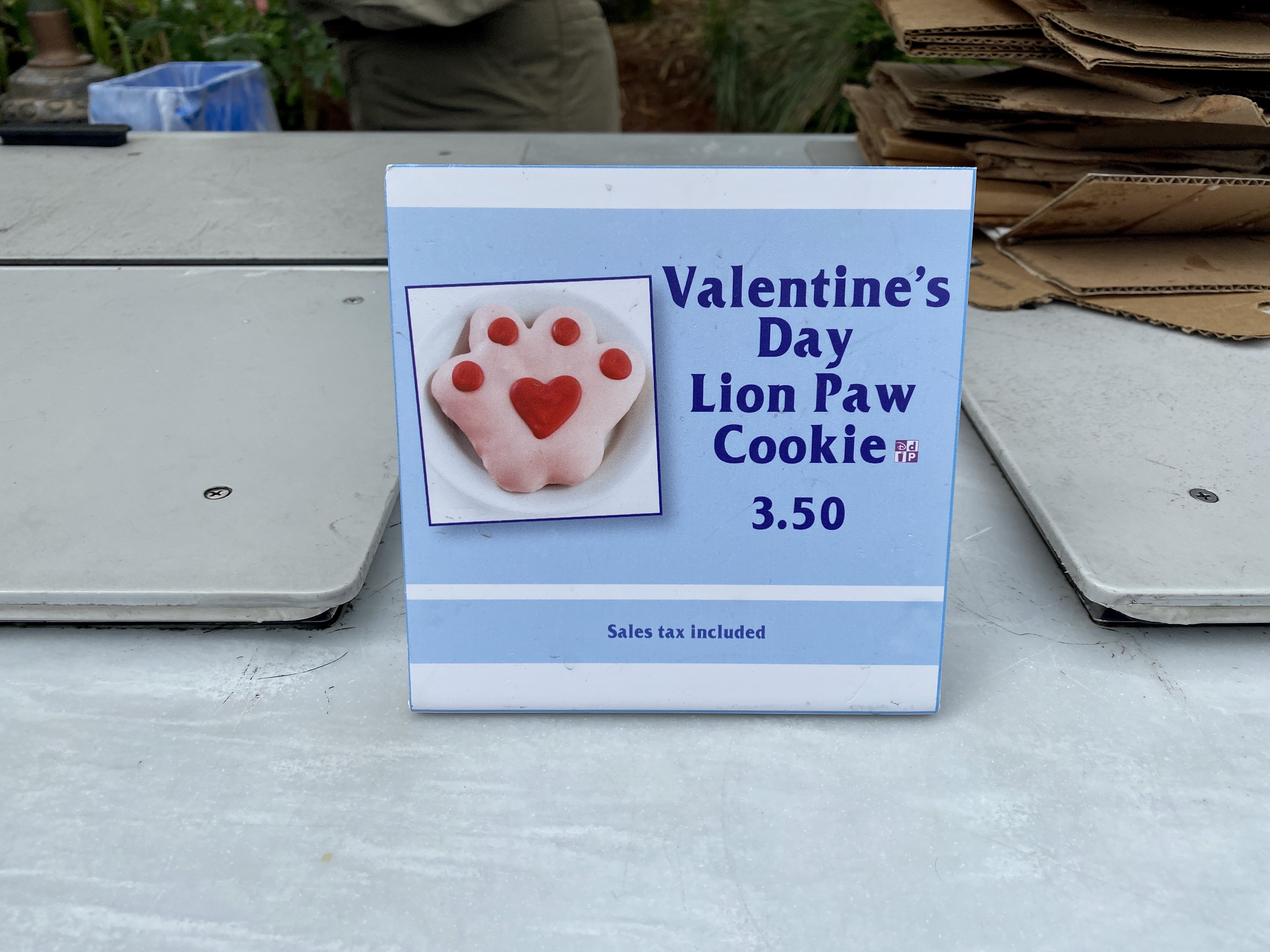 Valentine&rsquo;s Day lion paw cookie