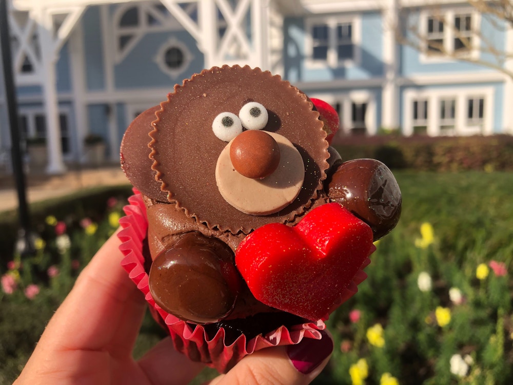 bear cupcake valentines day 2020 disneys beach club resort 4.jpg?auto=compress%2Cformat&fit=scale&h=750&ixlib=php 1.2