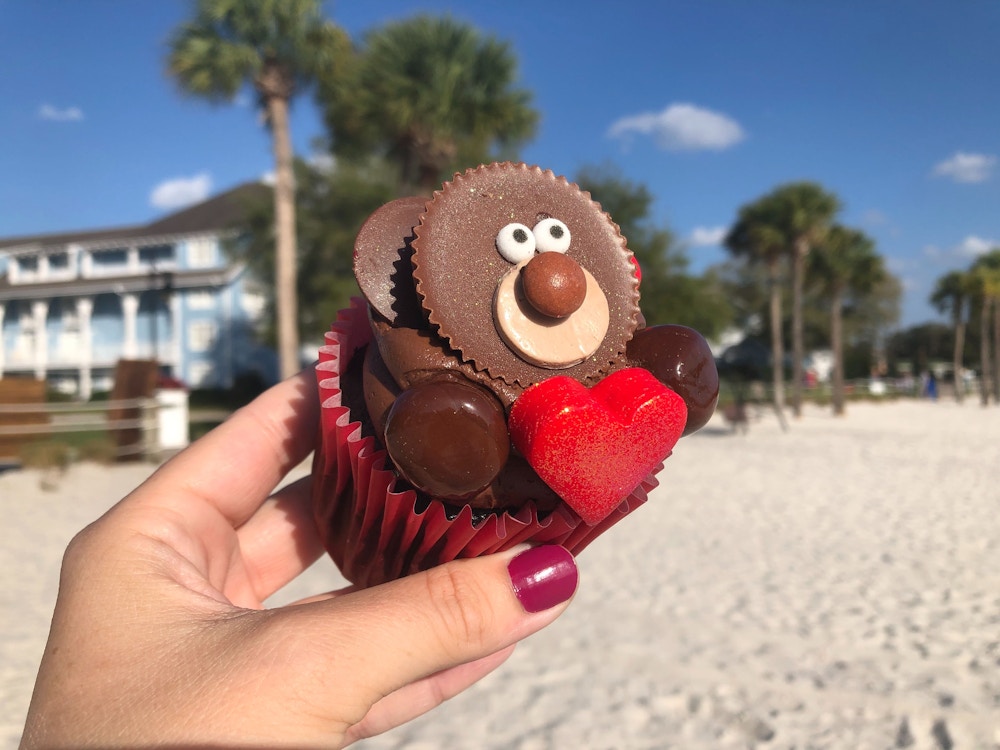 bear cupcake valentines day 2020 disneys beach club resort 8.jpg?auto=compress%2Cformat&fit=scale&h=750&ixlib=php 1.2