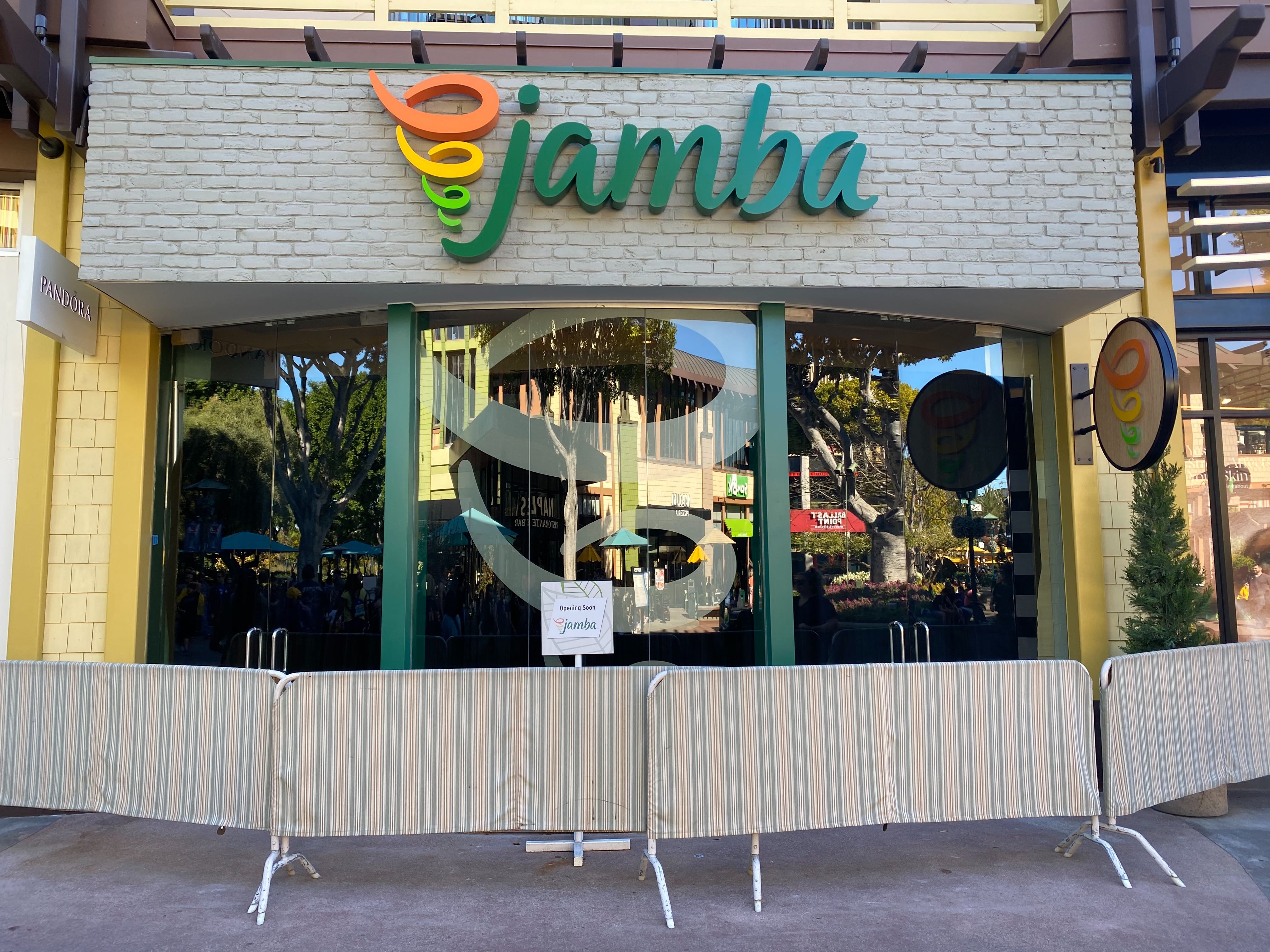 PHOTOS Jamba Juice Reveals New "Jamba" Logo After Remodeling; Opening