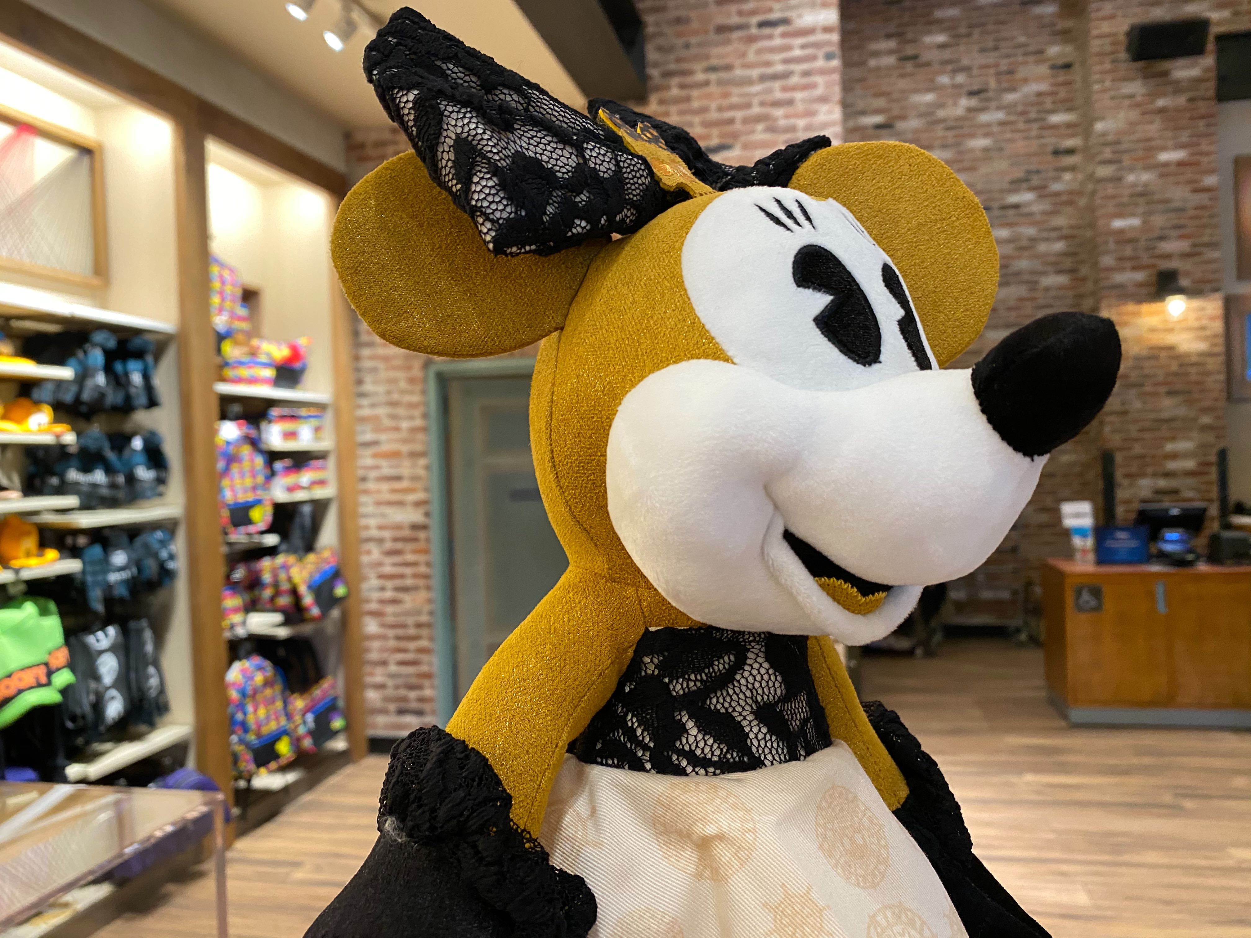 minnie main attraction February pirates disneyland