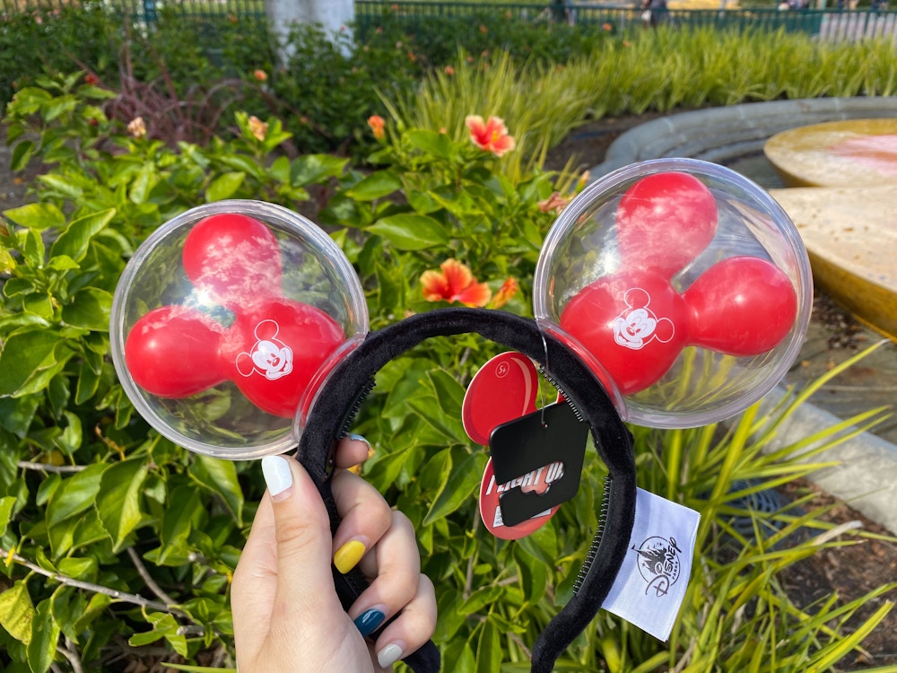 mickey ear balloon headband dl 7.jpg?auto=compress%2Cformat&fit=scale&h=750&ixlib=php 1.2