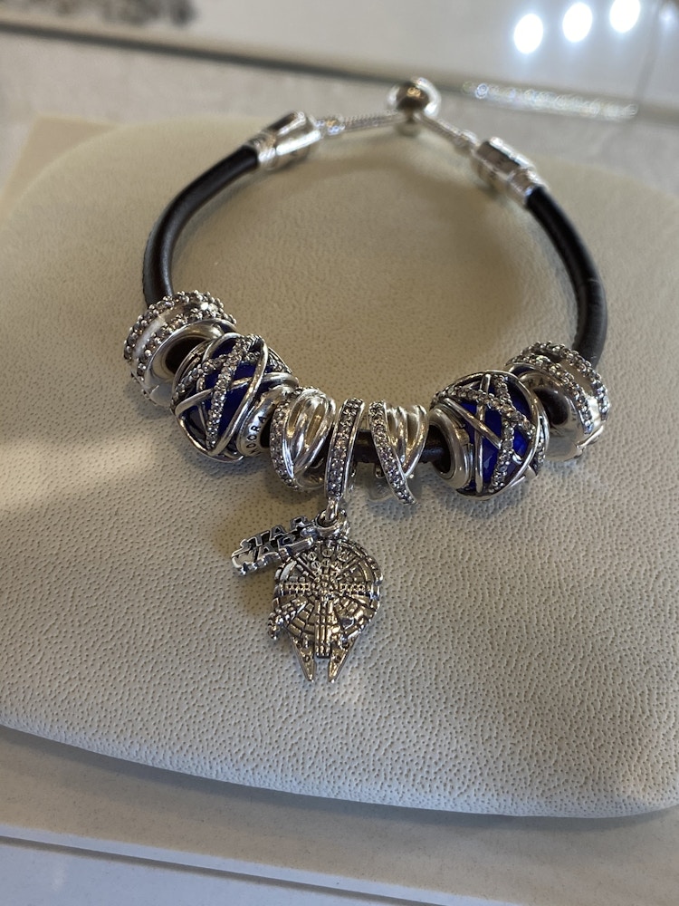 Forbavselse Association Torrent PHOTOS: New Millennium Falcon Charm by Pandora Sparkles Like the Galaxy in  Disney's Hollywood Studios - WDW News Today