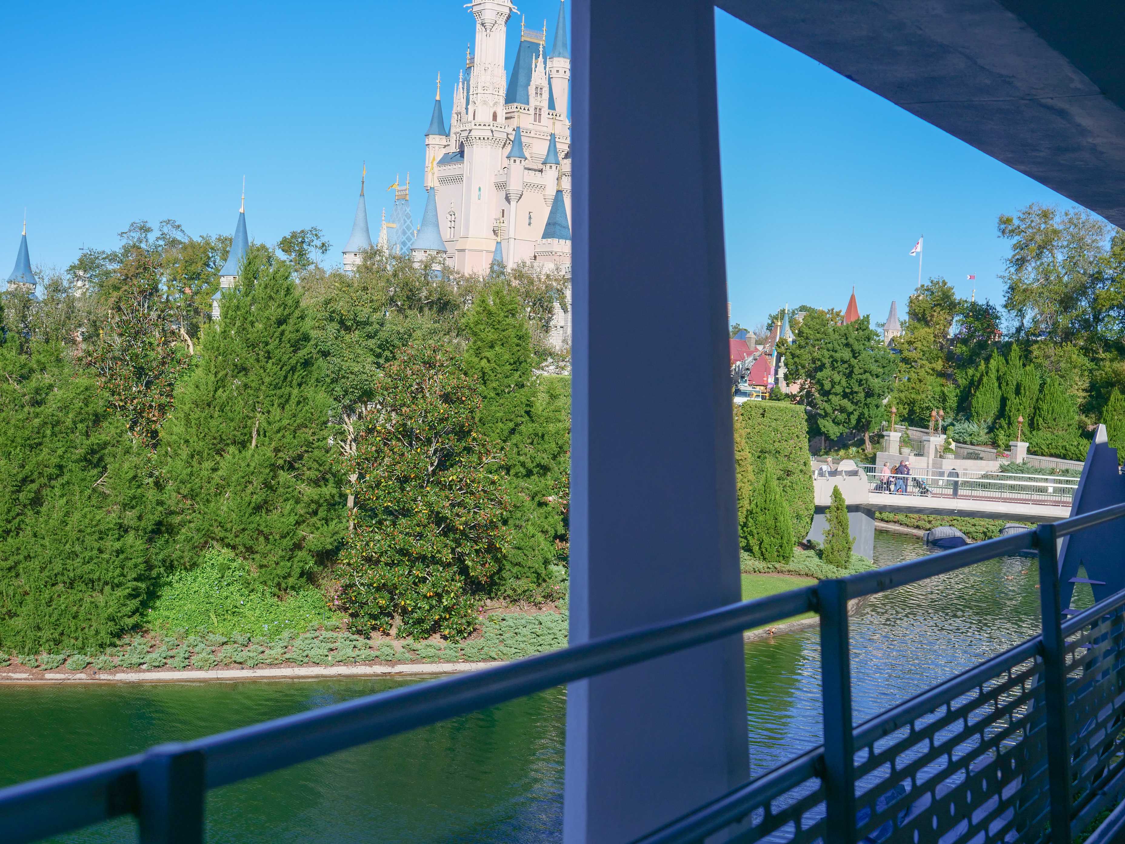 tomorrowland-construction-vertical-supports-02-08-2020-5