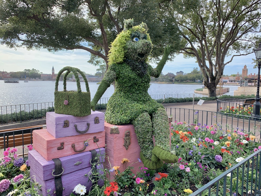 12 030320 EPCOT Miss Piggy Topiary.jpeg?auto=compress%2Cformat&fit=scale&h=750&ixlib=php 1.2