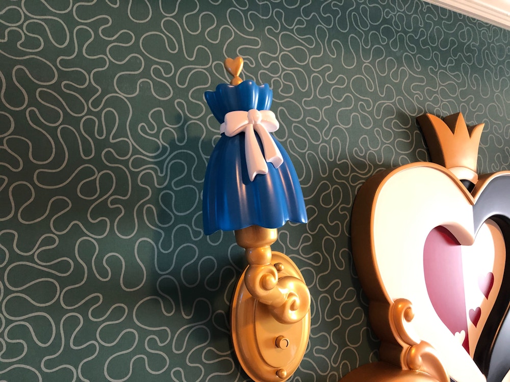 Alice in Wonderland Room Tour Tokyo Disneyland Hotel Sept2019 15.jpg?auto=compress%2Cformat&fit=scale&h=750&ixlib=php 1.2