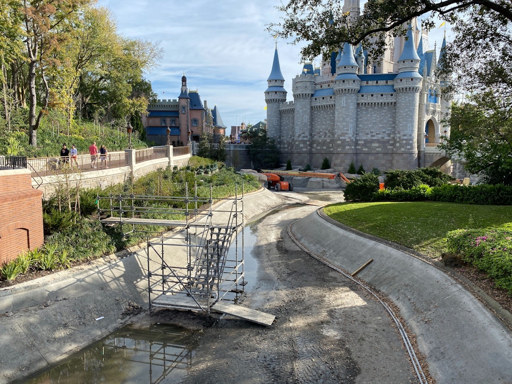 Cinderella Castle Moat1.jpg?auto=compress%2Cformat&fit=scale&h=750&ixlib=php 1.2