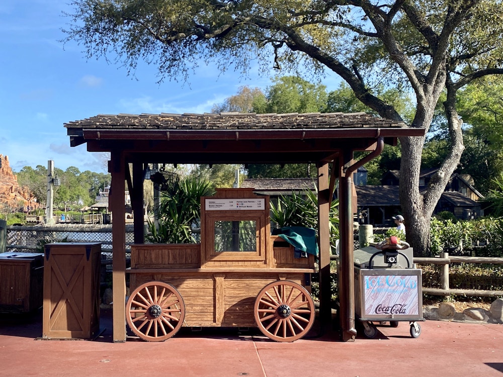 Closed pretzel cart