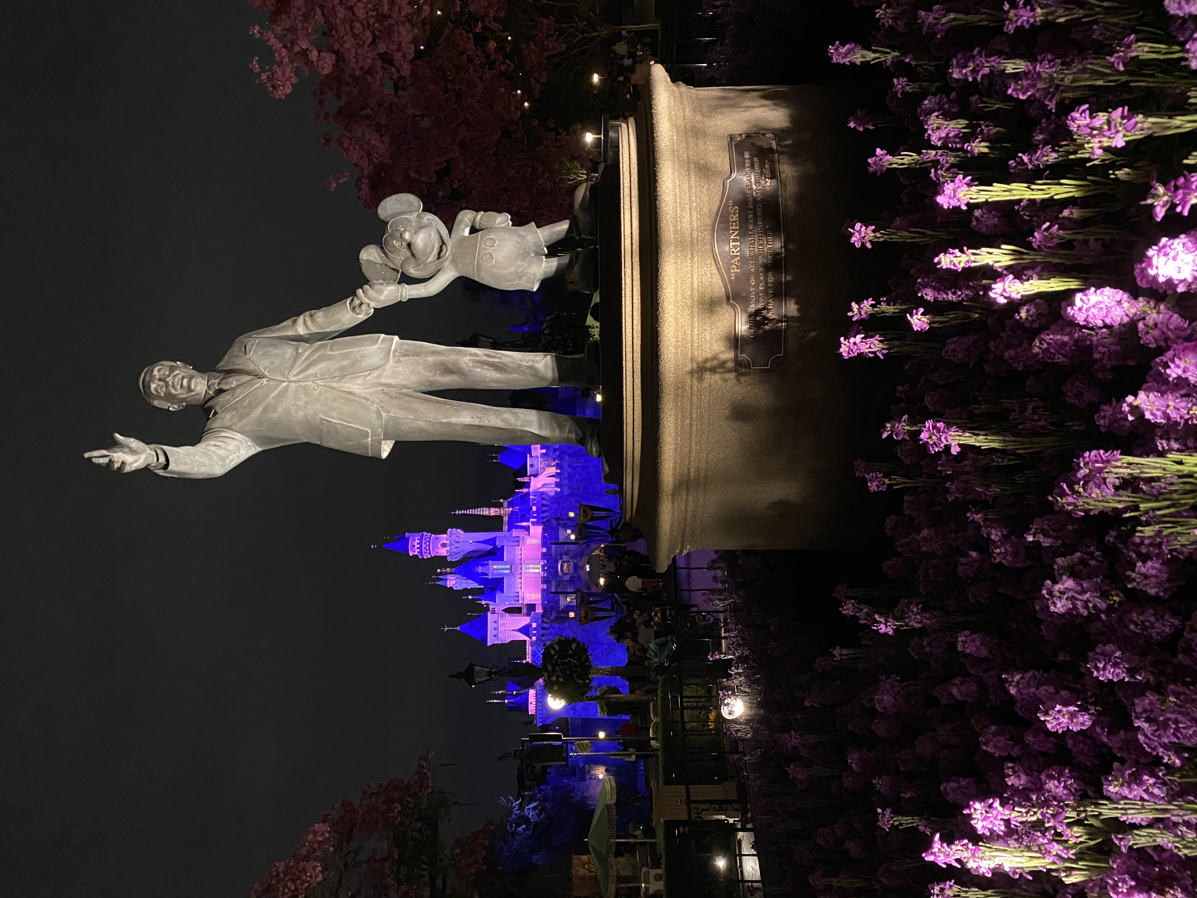 DL partner statue