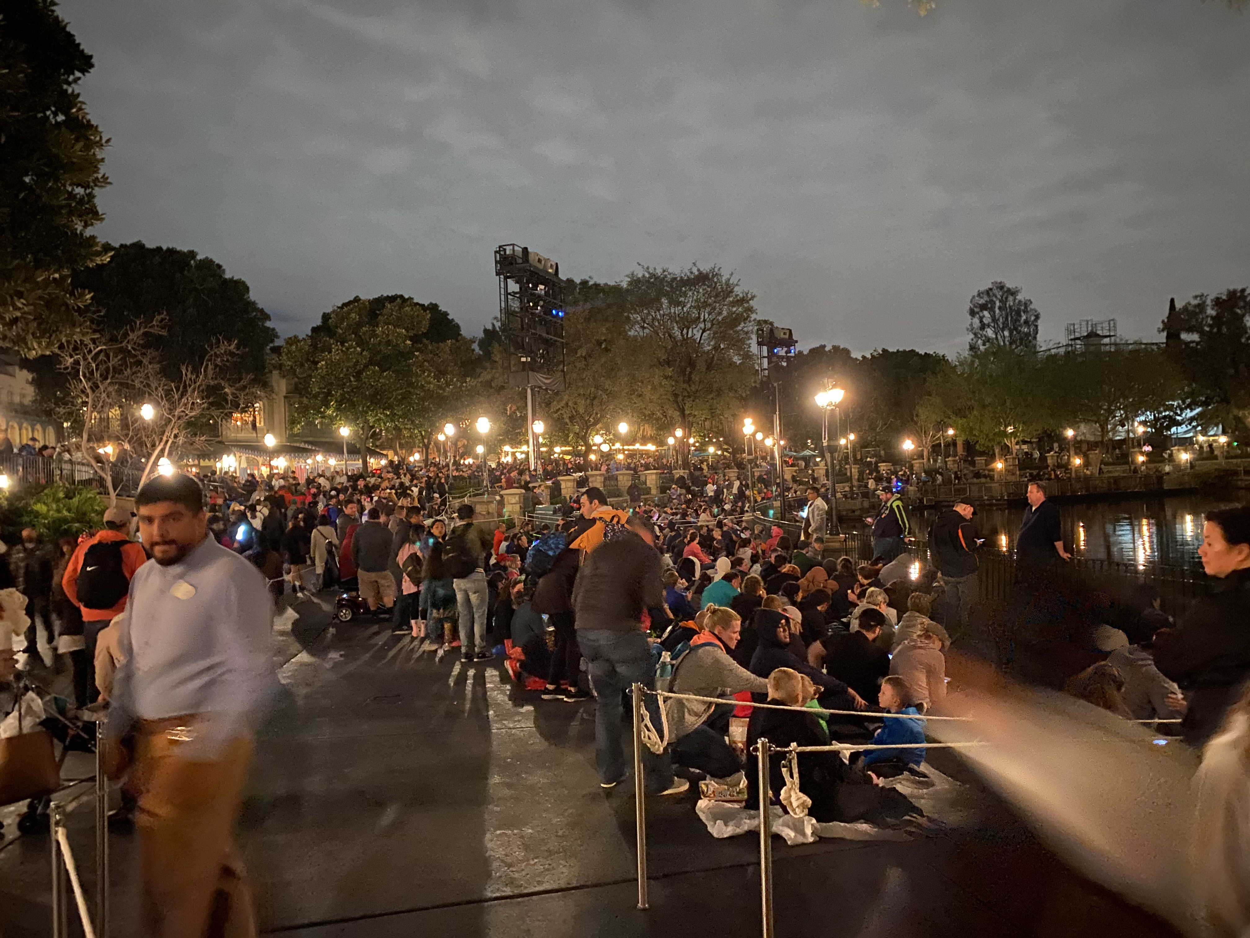fantasmic crowds