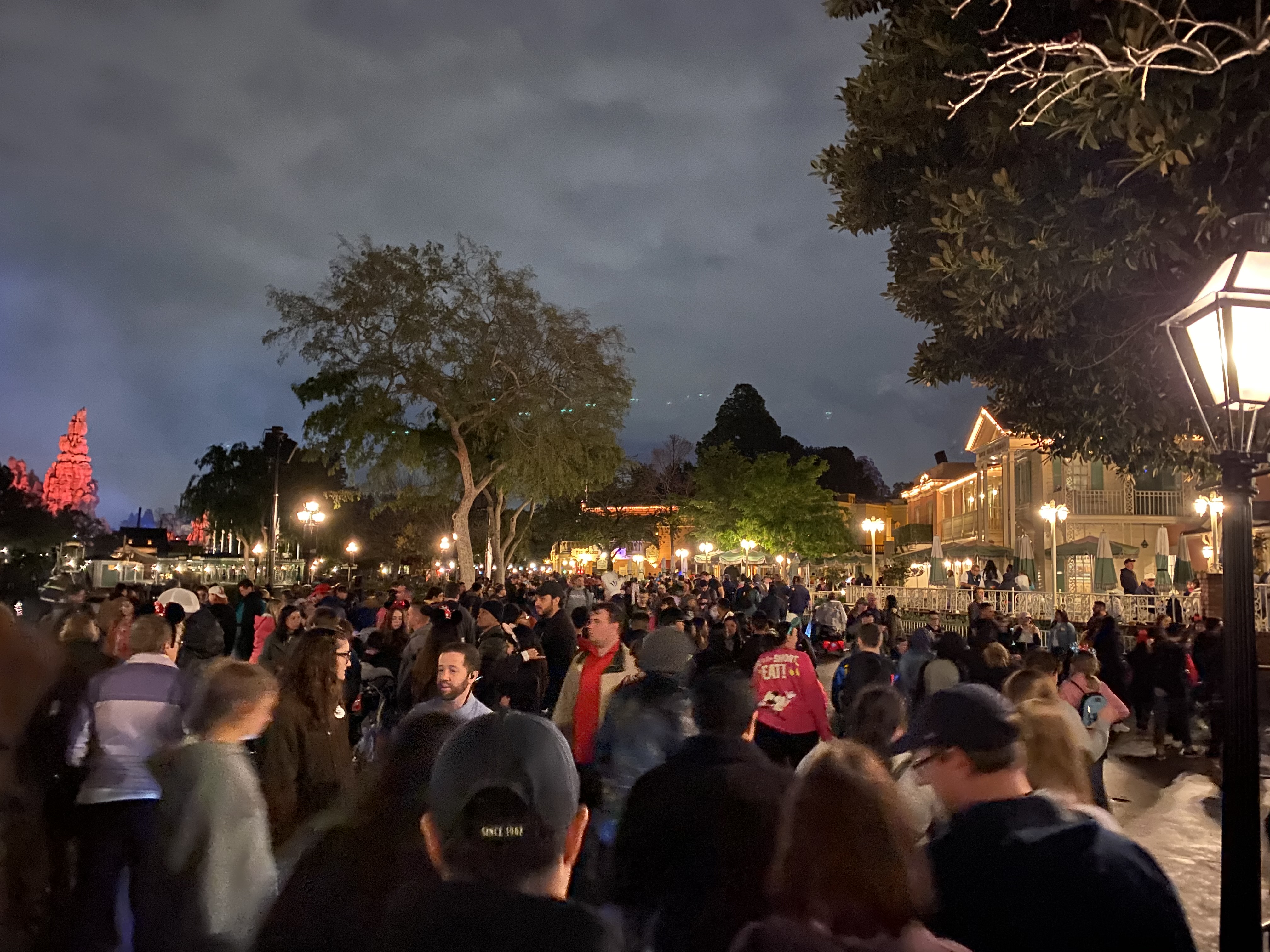 fantasmic crowds