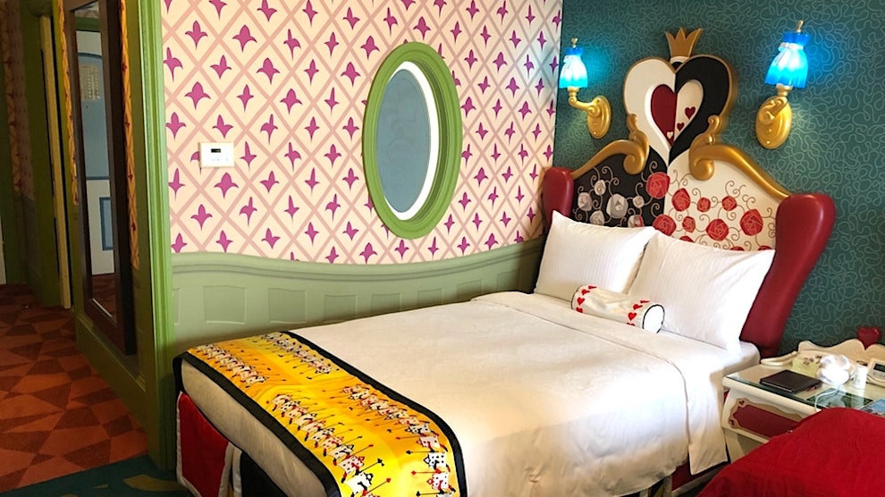 PHOTOS, VIDEO: Tour an "Alice in Wonderland" Character Room at the