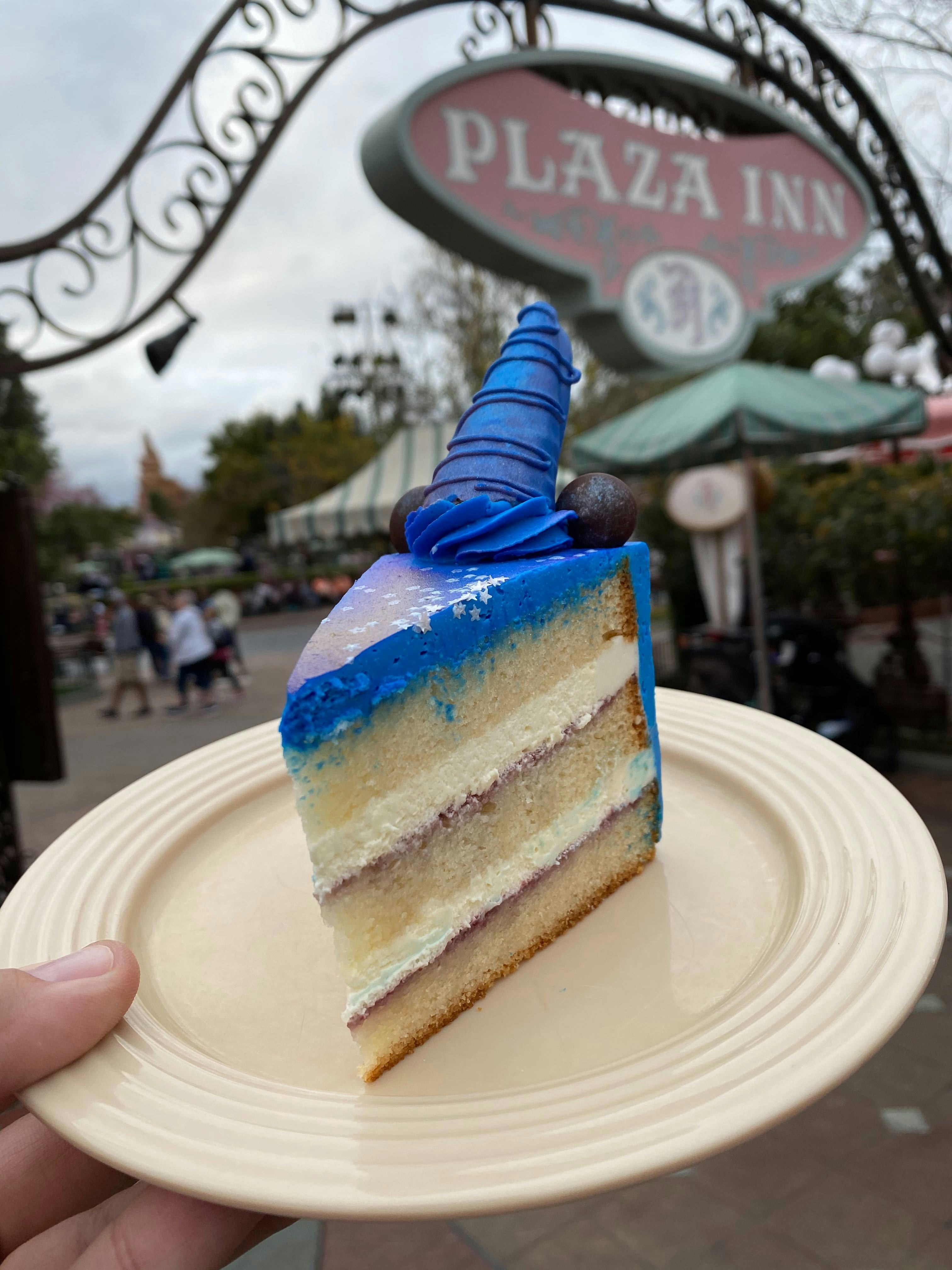 review-new-magic-happens-sorcerer-mickey-layer-cake-at-the-plaza-inn
