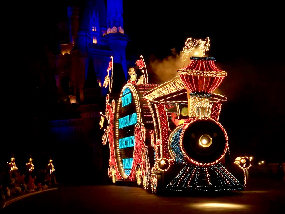 Tokyo Disneyland Electrical Parade DreamLights.jpeg?auto=compress%2Cformat&fit=scale&h=749&ixlib=php 1.2